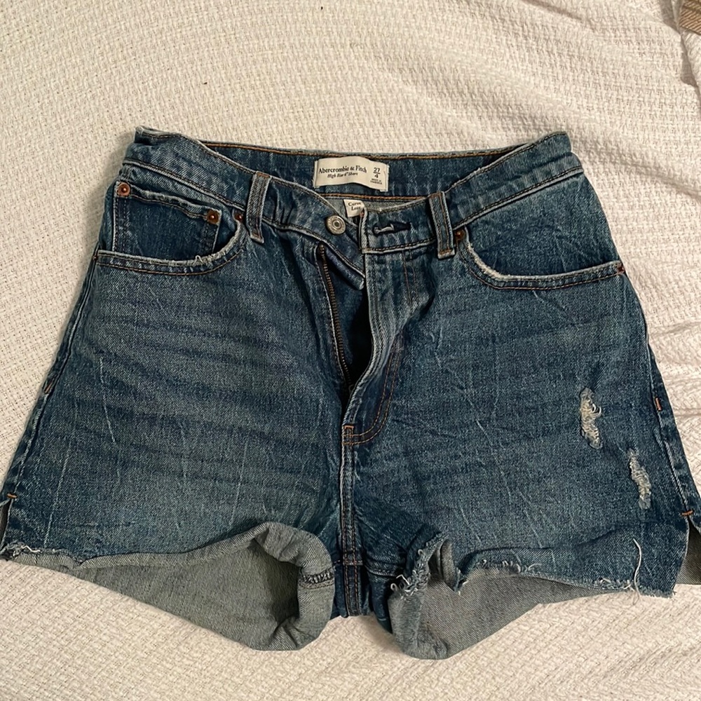 Curved love Abercrombie 27/4 Jean shorts